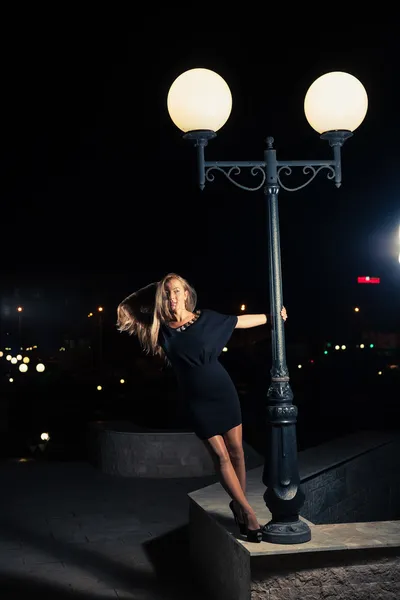 夜で街灯の近くポーズ ブロンド — ストック写真