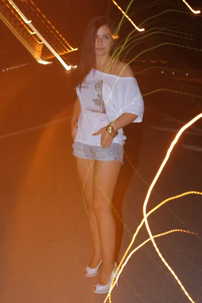 Corpo pieno giovane ragazza con lightpainting, esposizione a lungo termine — Foto Stock