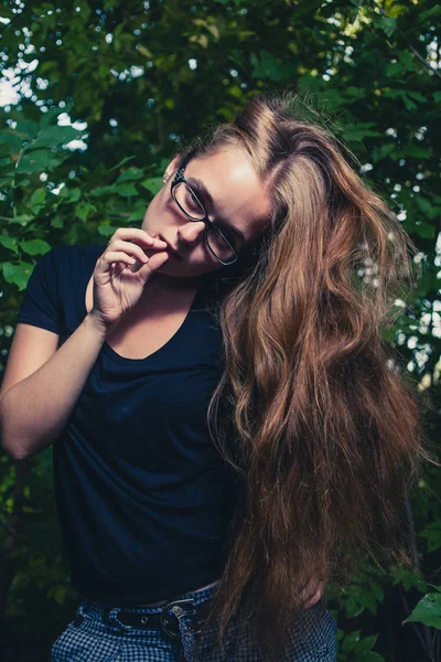 Younf blondin tänkande ensam i en skog — Stockfoto