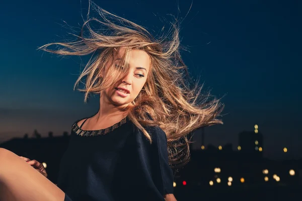 Bionda attraente con i capelli che volano sul vento — Foto Stock