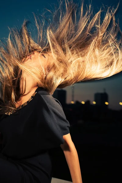 Attraktive Blondine mit im Wind flatternden Haaren — Stockfoto