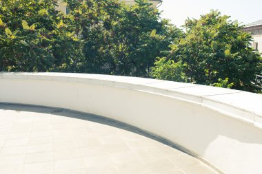 beyaz duvar ve ağaçları ile boşaltmak