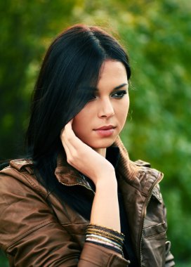 güzel genç kız sonbahar parkta düşünüyorum