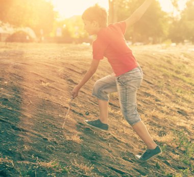 Çocuk yaz güneşi karşı yamaç tırmanışı