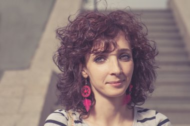 genç gülümseyen kadın açık havada dikey. yumuşak güneşli colors.close, dikey.