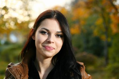 güzel Latin Amerikalı genç kadınla sonbahar açık portresi.
