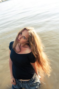 uzun saçlı sarışın arkadan aydınlatmalı göl güneş tarafından poz