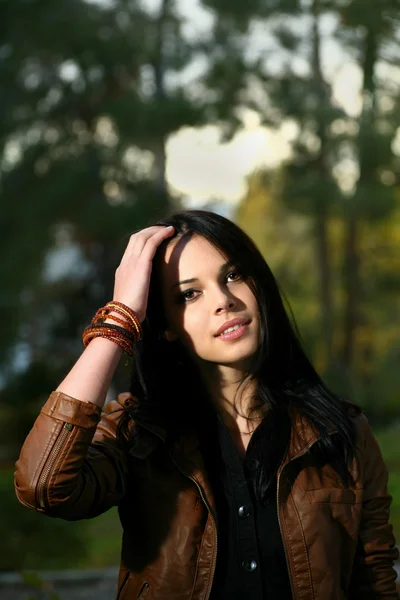 Young attractive girl in autumn park. — Stock Photo, Image