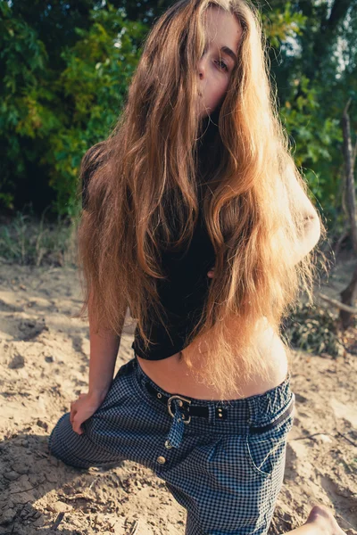 Uzun saçlı sarışın kum üzerinde resmi fun — Stok fotoğraf