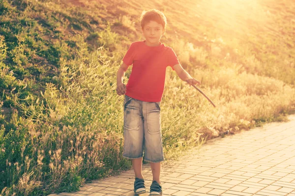 Jongen in rode t-shirt met achtergrondverlichting — Stockfoto