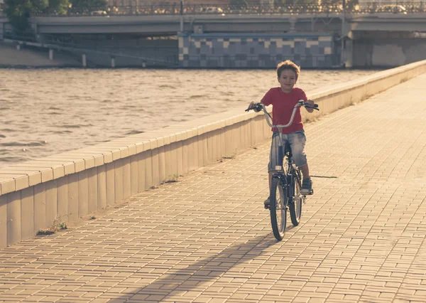 Jongen paardrijden fiets op een zomerdag — Stockfoto