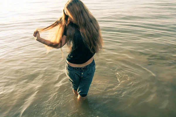 Mulheres loiras posando em pé na água — Fotografia de Stock