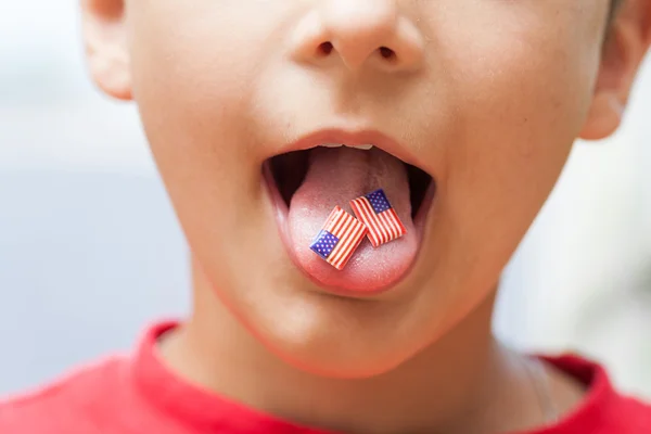 Drapeaux américains sur la langue d'un petit garçon — Photo
