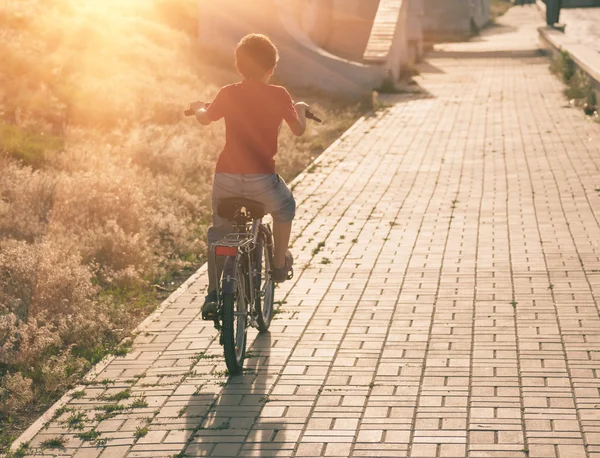 城市骑自行车的男孩，在城市中的自行车 — 图库照片