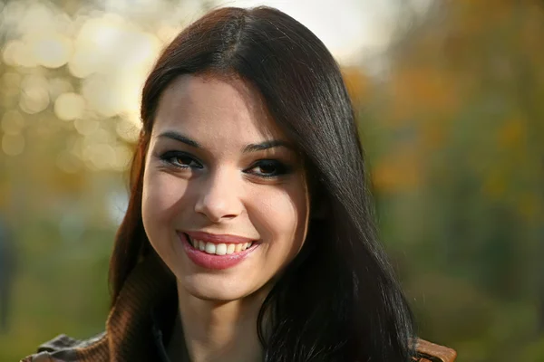 Hermosa mujer joven al aire libre . — Foto de Stock