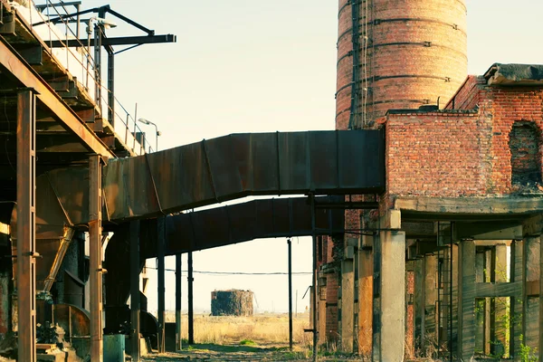 Rovine di una fabbrica industriale molto inquinata — Foto Stock