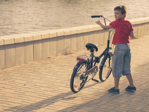 Ragazzo con la sua bicicletta — Foto Stock