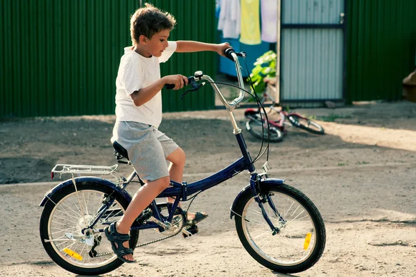 छोटे लड़के बाइक पर सवारी — स्टॉक फ़ोटो, इमेज