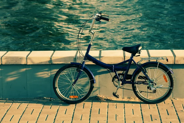 Seitenansicht eines Fahrrads in der Nähe des Sees — Stockfoto
