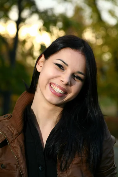 Retrato de una hermosa chica en el parque de la ciudad — Foto de Stock