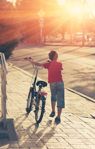 小男孩和他的自行车 — 图库照片