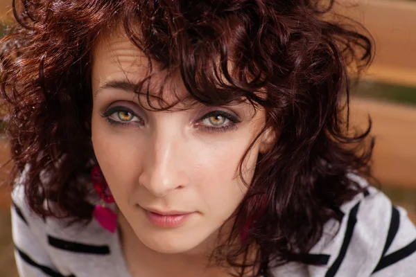 Gekrulde haired vrouwelijke close-up portret. — Stockfoto