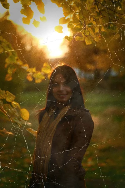 秋の公園レトロ様式を探している女性. — ストック写真