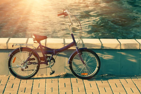 Bicicletta blu vicino all'acqua nessuno — Foto Stock