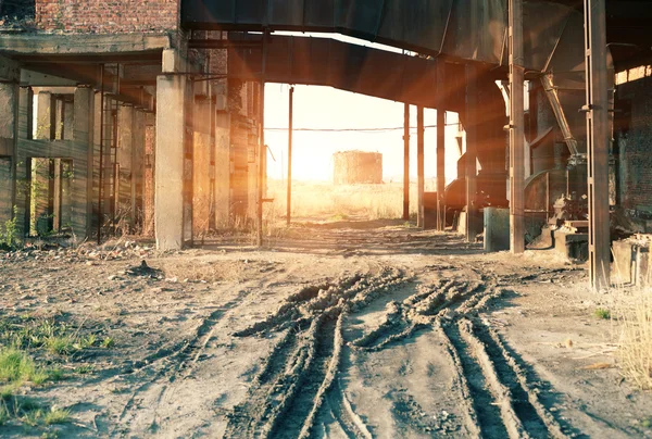 Verlassener Ort. ein altes indastrisches Gebäude — Stockfoto