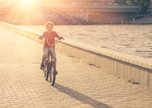 年轻的学校男孩骑上自行车 — 图库照片