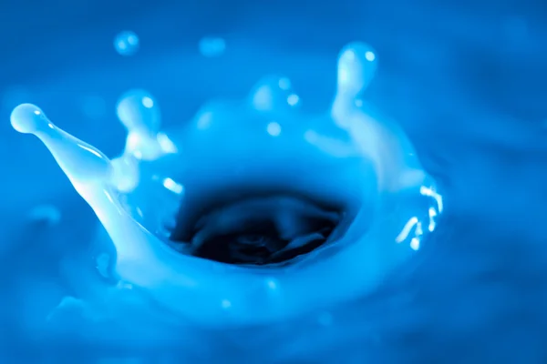 青い光の中で水ドロップ — ストック写真