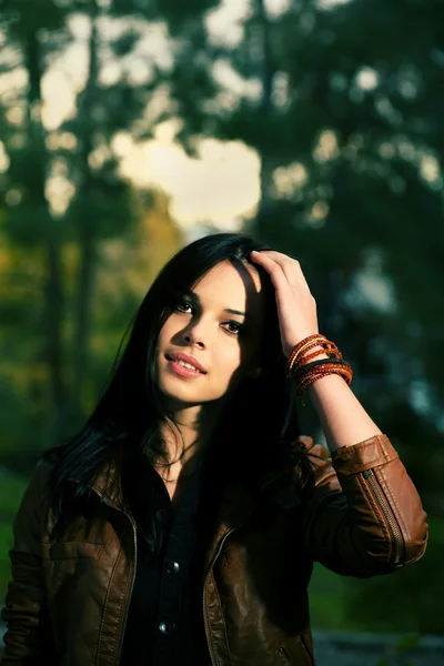 Jovem mulher bonita posando no parque de outono . — Fotografia de Stock