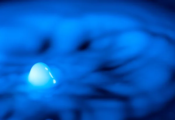Капля и рябь поверхности голубого цвета — стоковое фото