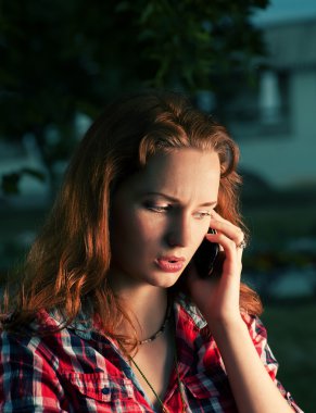 Kızıl saçlı kız cep telefon ederken