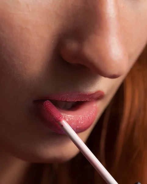 Блестящий макияж губ — стоковое фото