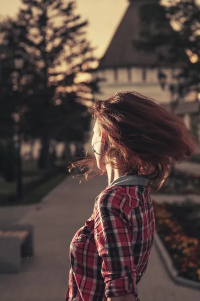 Ruiva dançando ao ar livre — Fotografia de Stock