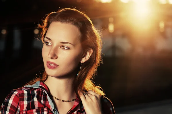 Pěkná zrzka žena koukal — Stock fotografie