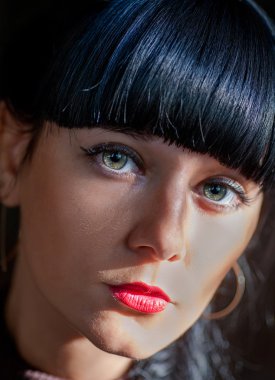 genç siyah saçlı kadın arıyorum