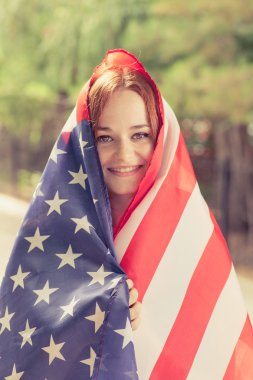 gülümseyen kız bizimle bayrağı kapalı