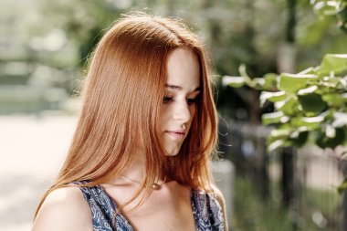 Genç kırmızı saçlı kadın açık havada