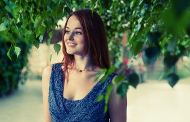 yeşil yaprakları Kızıl saçlı kadın