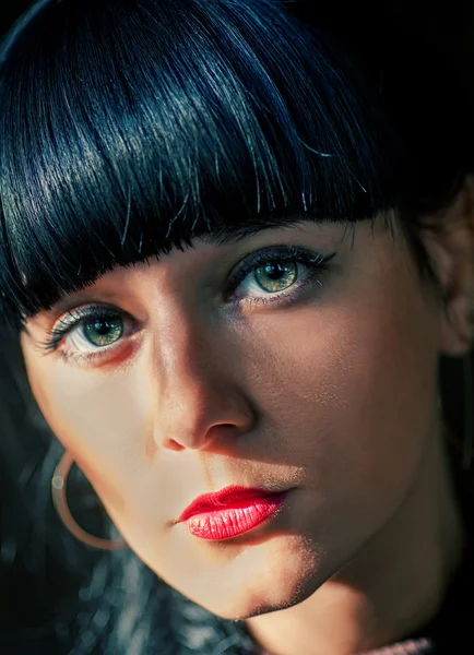 大きな目と黒い髪の女性 — ストック写真