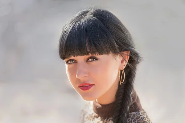 Mujer de pelo negro con trenza — Foto de Stock