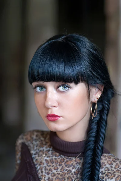 Mujer de pelo negro con trenza — Foto de Stock