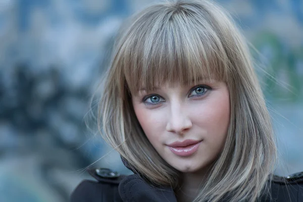 Blond haired vrouw headshot — Stockfoto