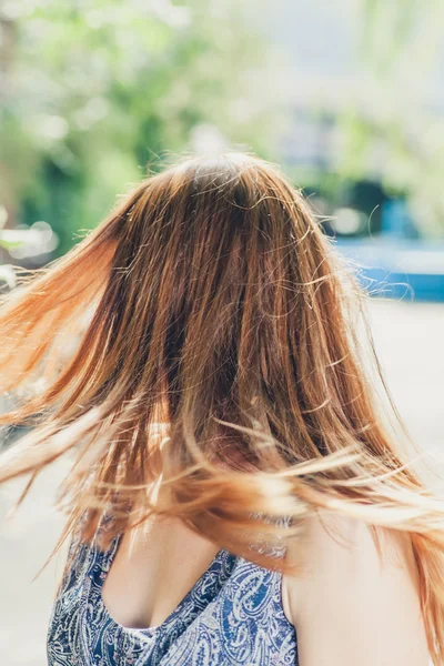 Visão traseira de uma dança ruiva — Fotografia de Stock