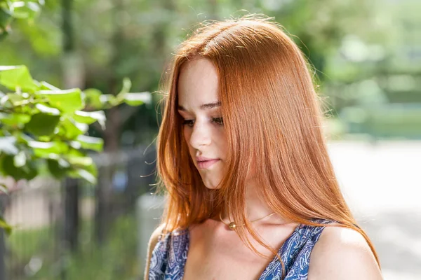 Açık havada rahatlatıcı Kızıl saçlı kadın — Stok fotoğraf