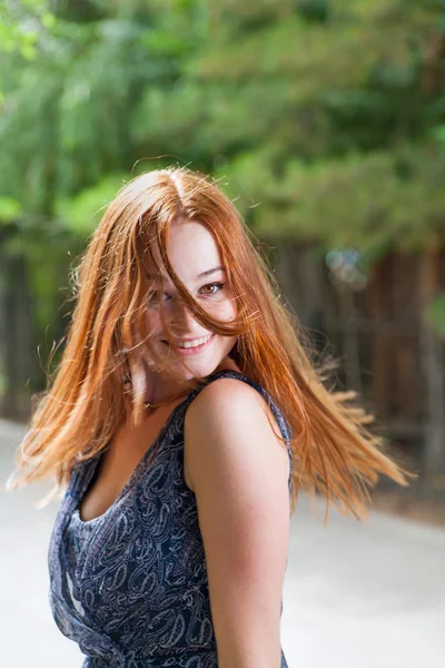 Mulher de cabelo vermelho posando — Stock fotografie