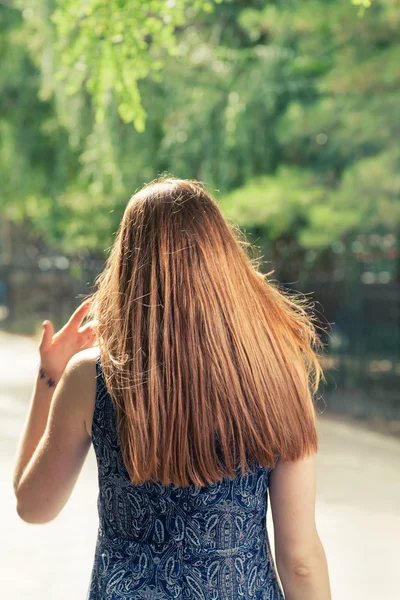 赤毛の女性都市公園を歩く — ストック写真