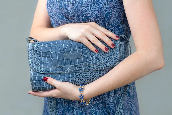 Embrague cerrado azul en manos de mujer — Foto de Stock